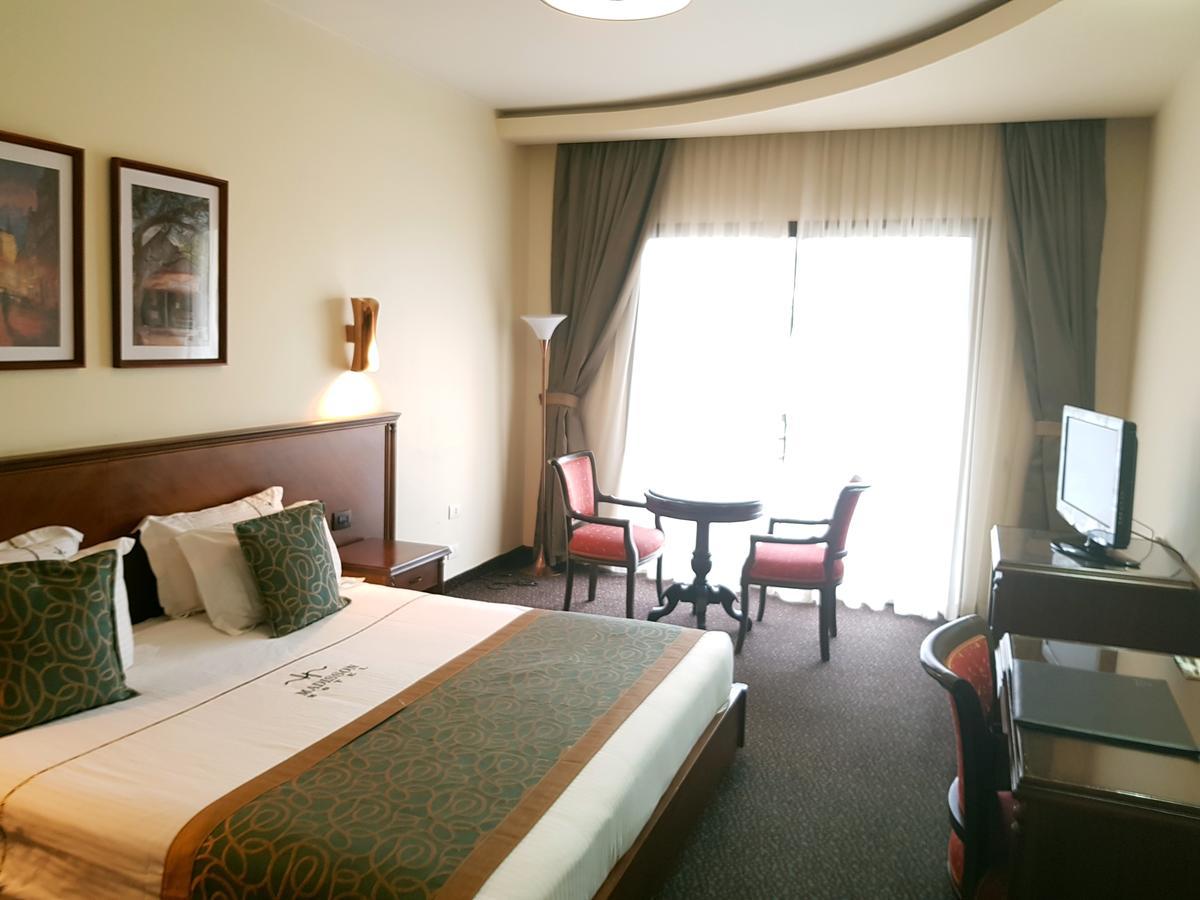 Madisson Hotel Dżunija Zewnętrze zdjęcie