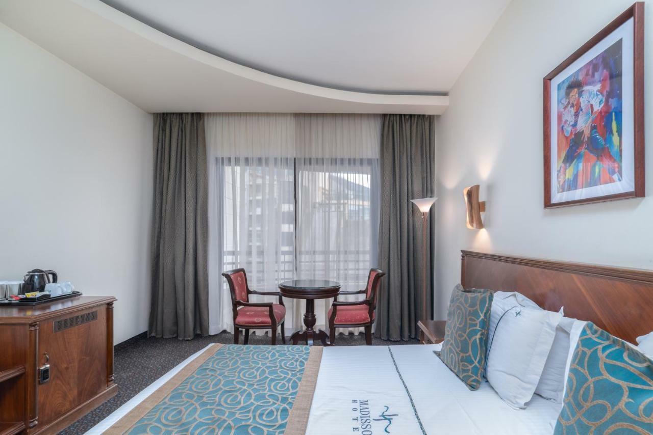 Madisson Hotel Dżunija Zewnętrze zdjęcie